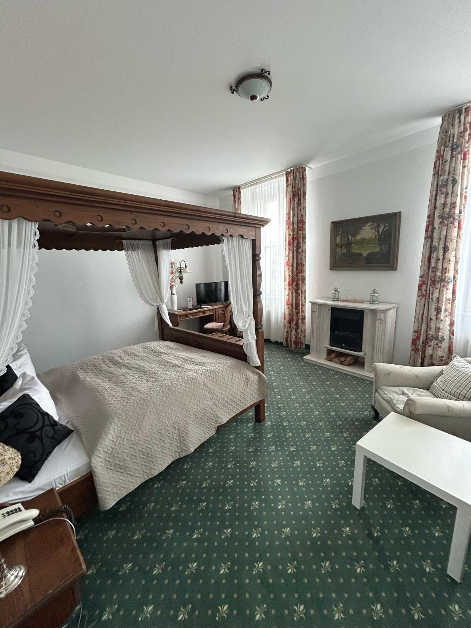 Hotel Uckermark プレンツラウ エクステリア 写真