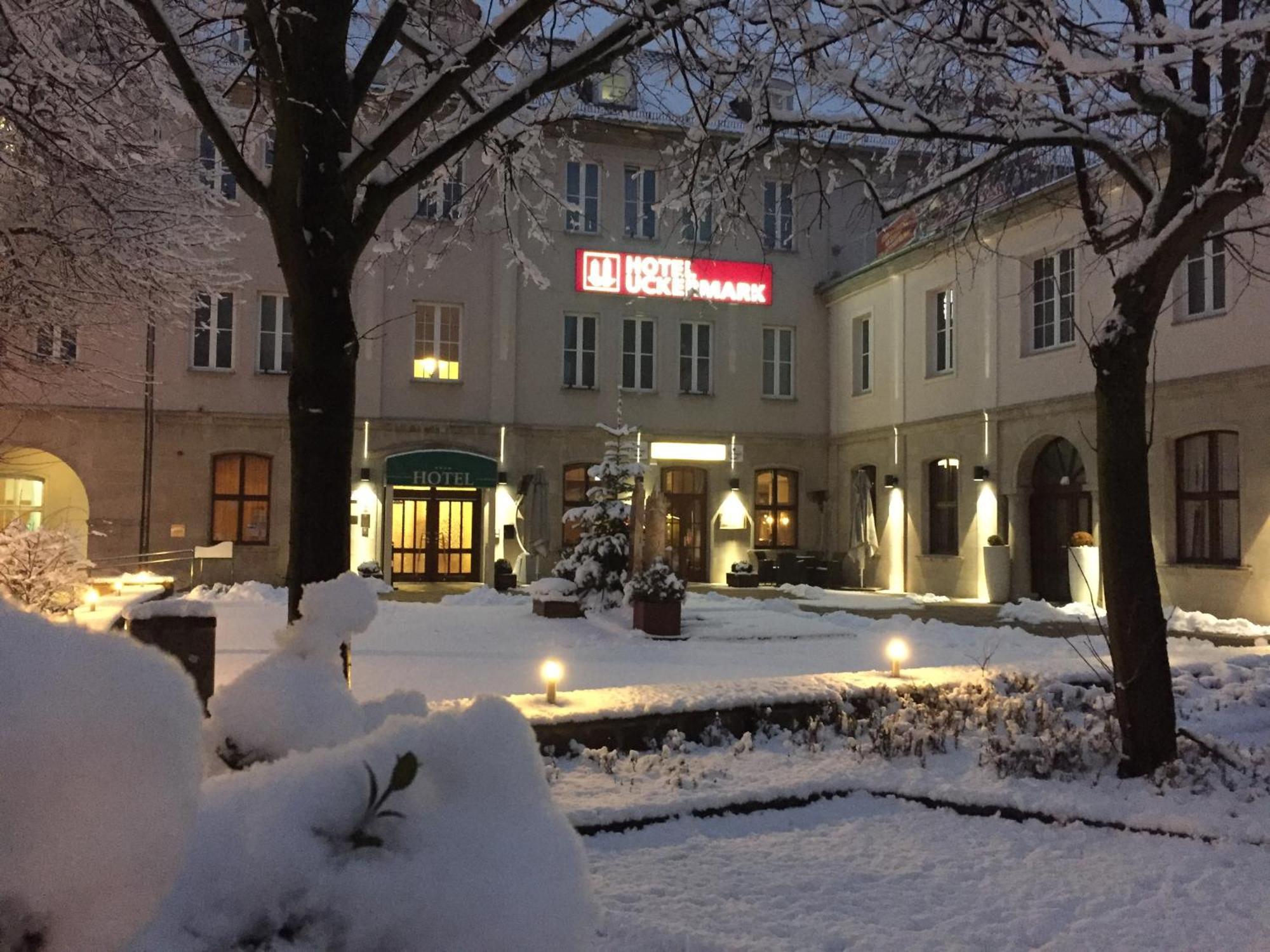 Hotel Uckermark プレンツラウ エクステリア 写真